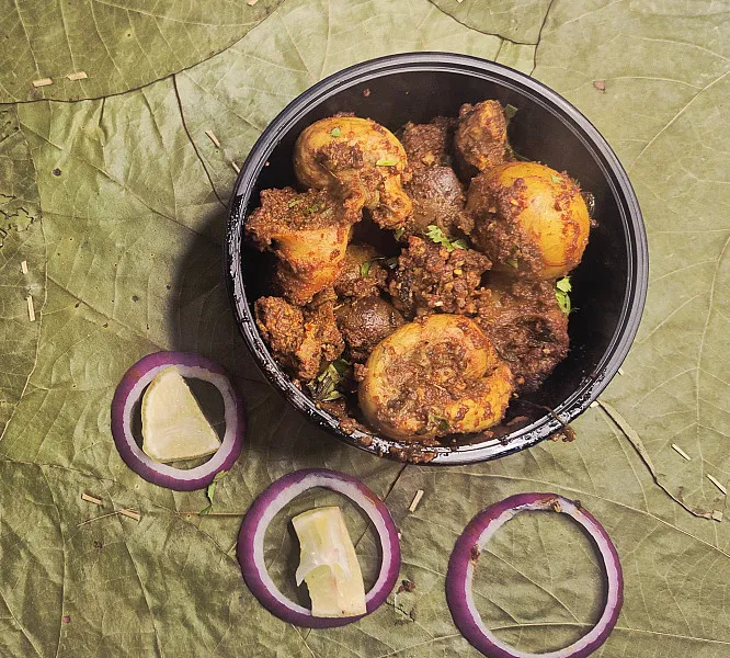 Nate Kodi Eggs Curry - Full